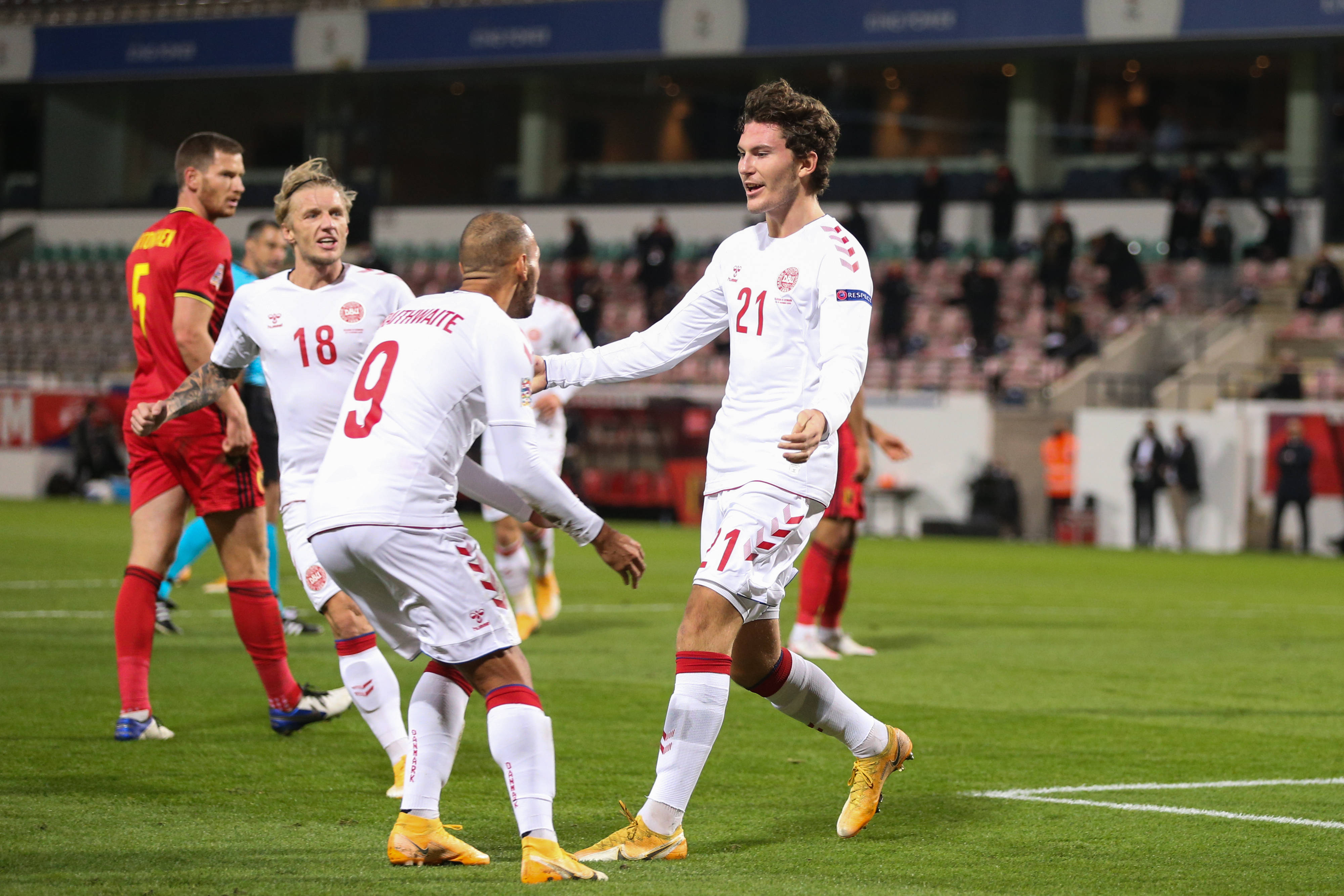 九游体育在线-包含比赛场面多姿多彩，球员们尽情展现出自己的风采的词条