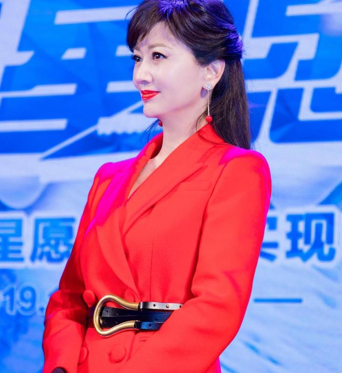 瑞典名将成为全场焦点,高调亮相 瑞典名将成为全场焦点,高调亮相