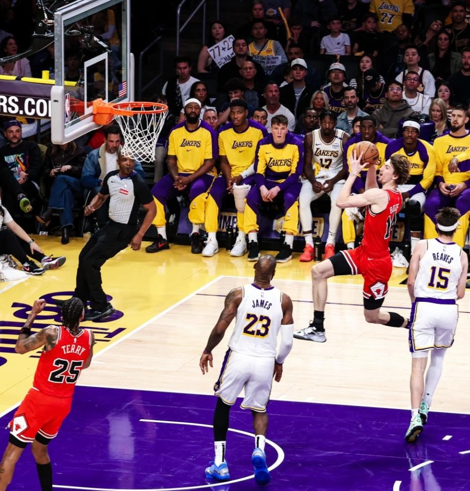 九游体育app-火箭客场惨败湖人，遭遇两连败