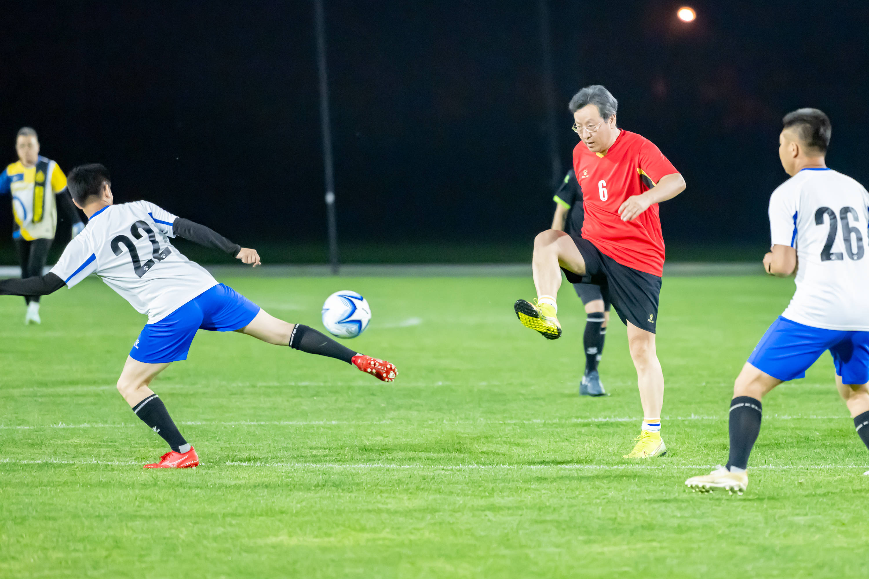 精彩纷呈的足球对决，热血激情四射！的简单介绍