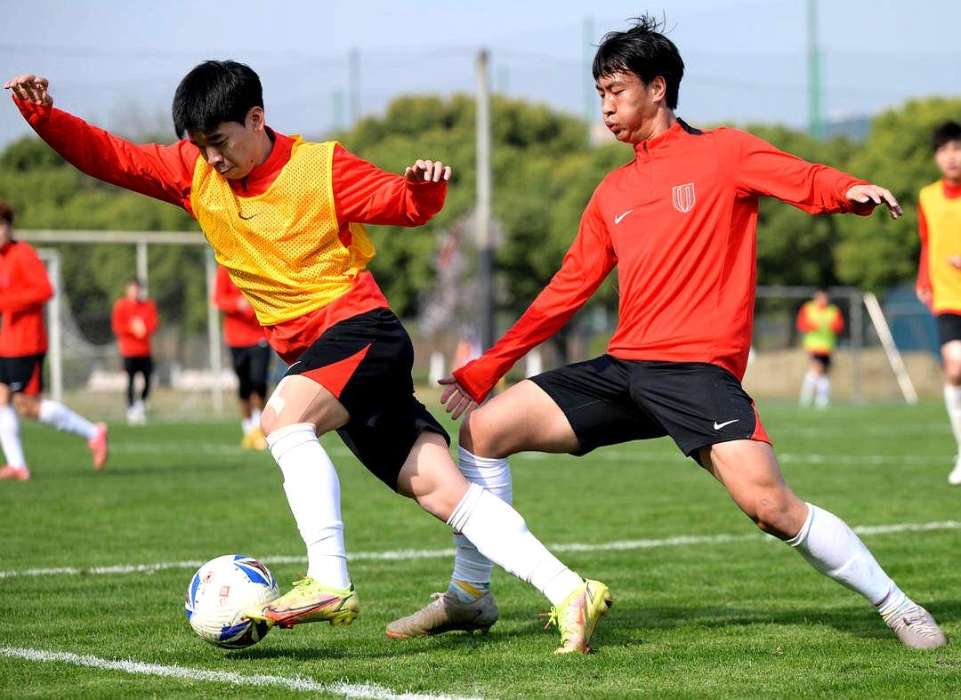 比赛中球员精彩表现，为球迷带来惊喜