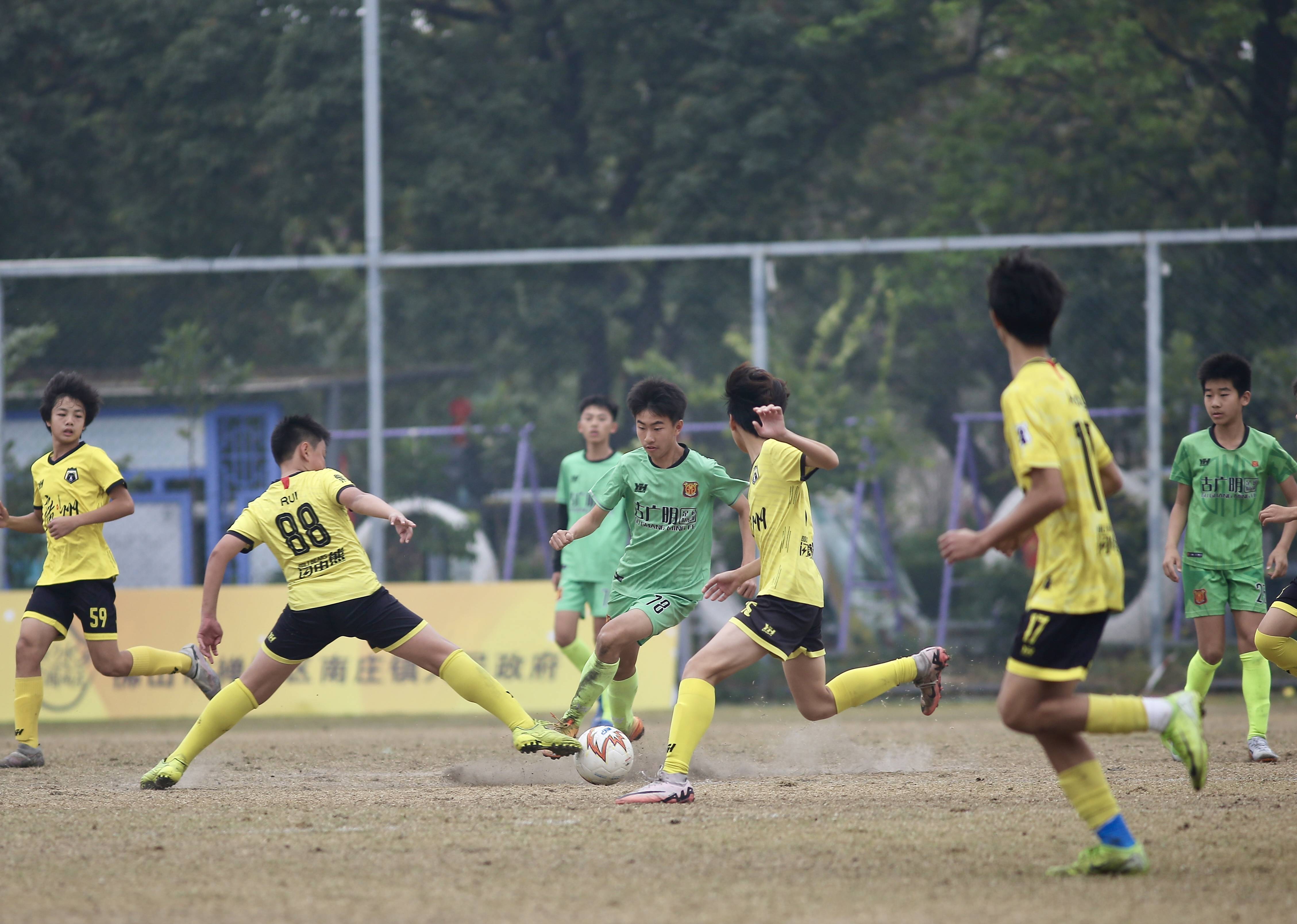 足球盛宴再上演，各队精心备战迎接挑战