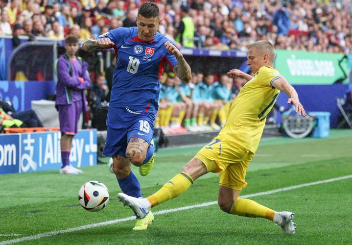 包含斯洛伐克队成功突围，晋级下一轮比赛的词条