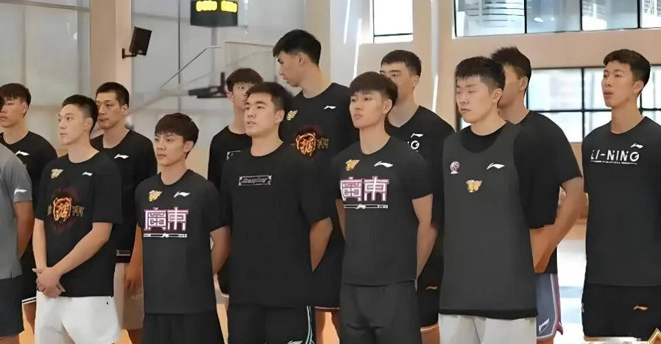 球队新阵容表现出色,期待冲击联赛榜首 球队新阵容表现出色,期待冲击联赛榜首