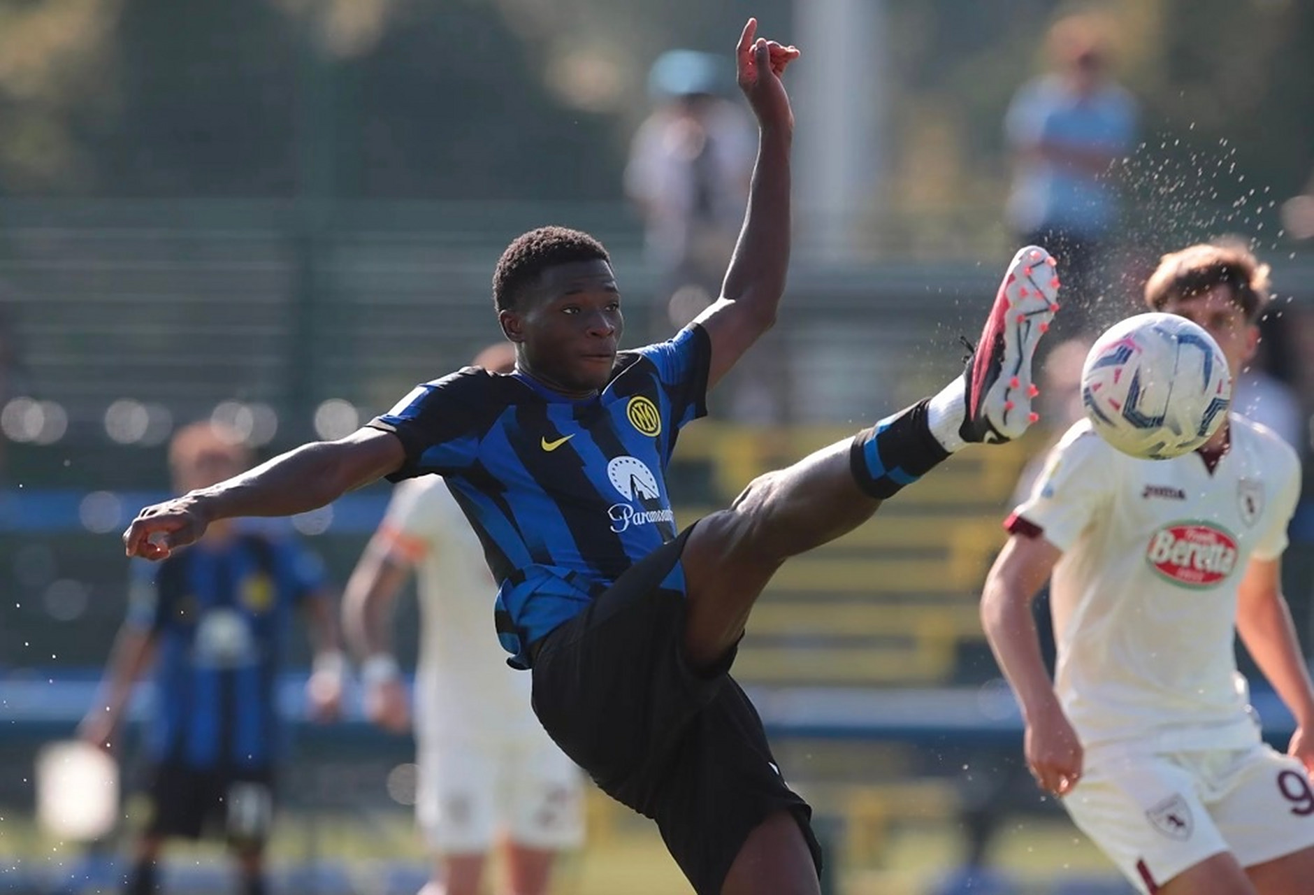 米兰在主场战胜桑普多利亚,取得胜利 米兰在主场战胜桑普多利亚,取得胜利