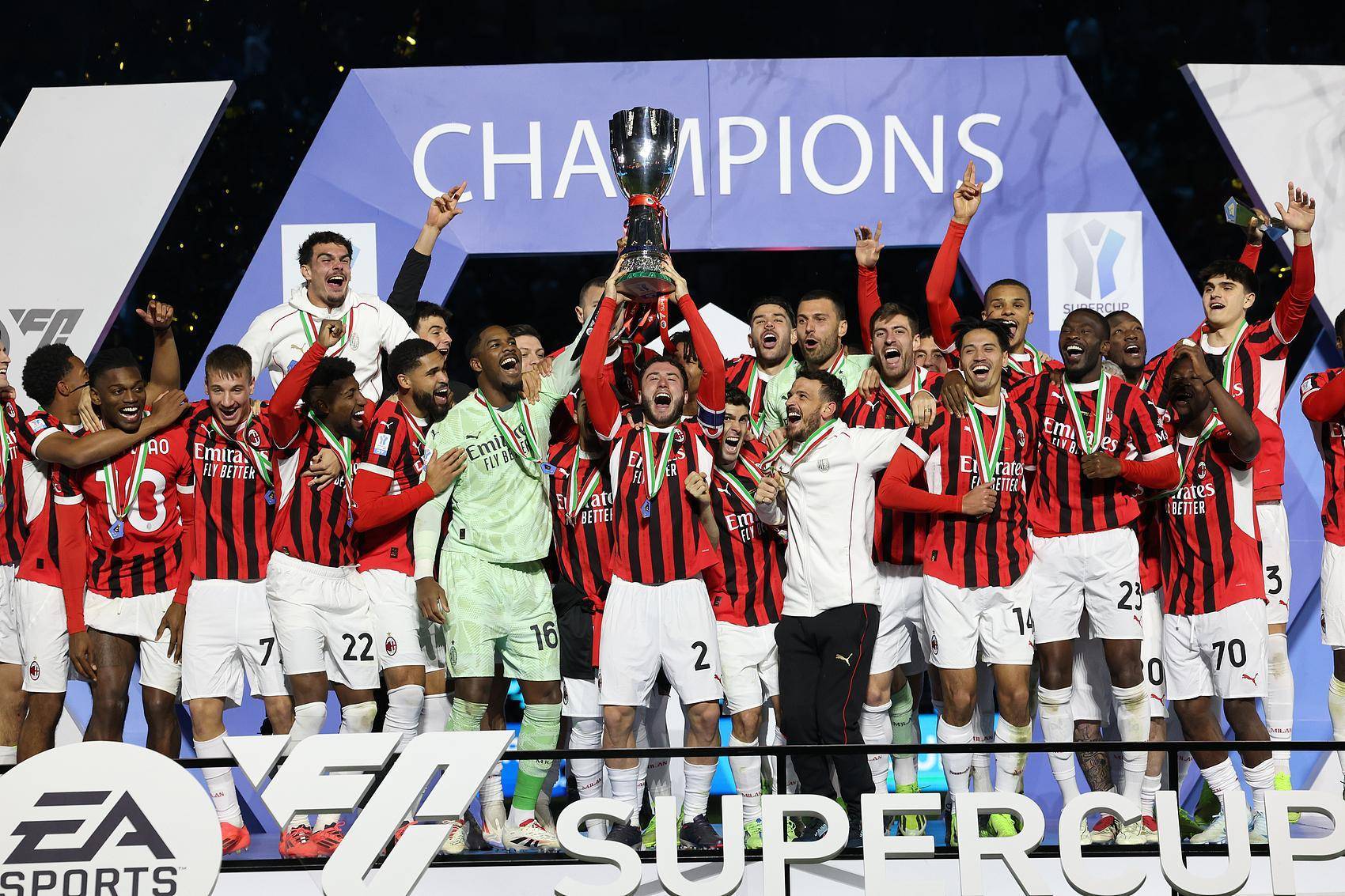 包含AC米兰客场战胜维罗纳，实力占据上风的词条