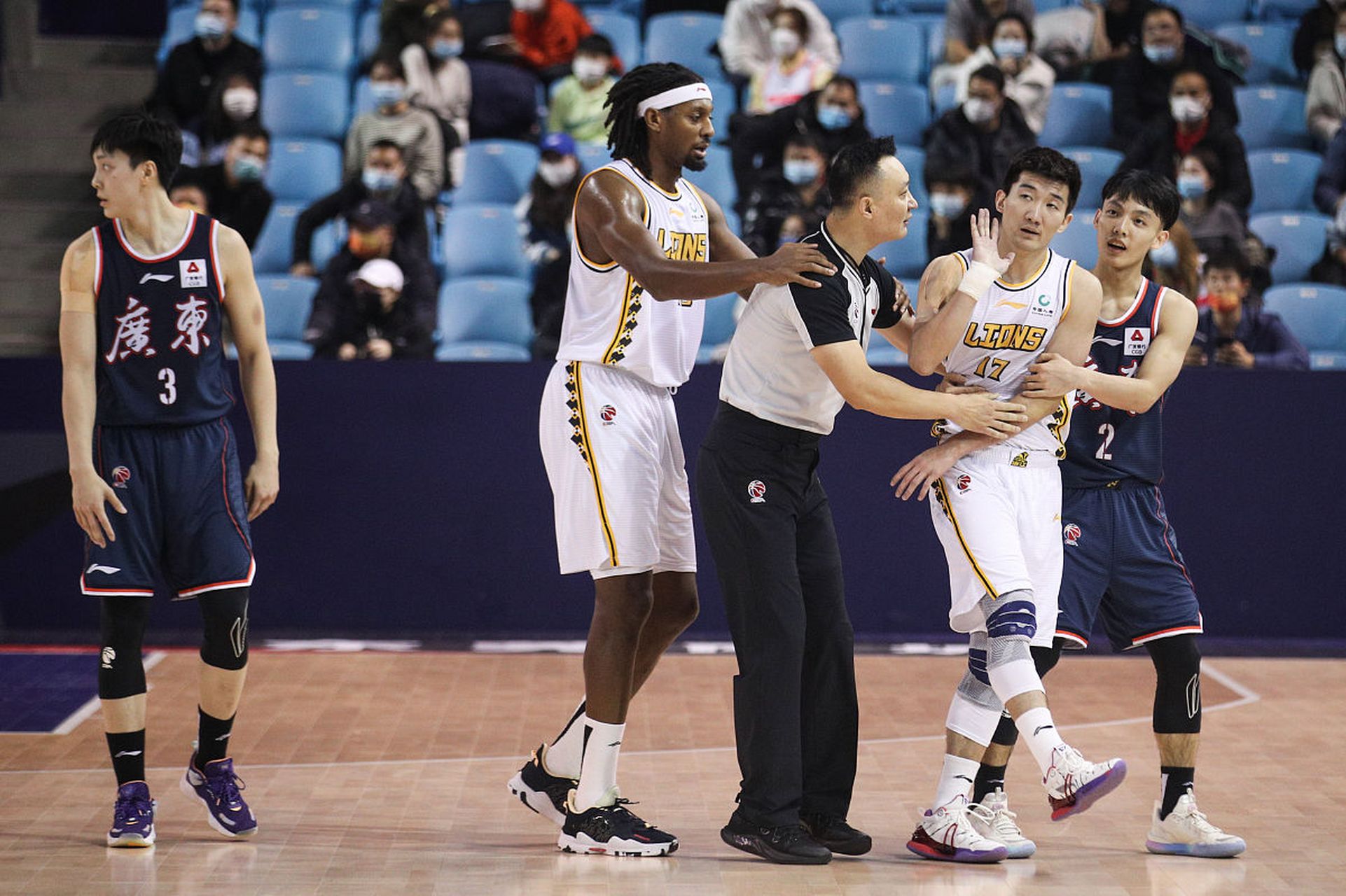 九游体育入口-CBA比赛现场球迷情绪高涨