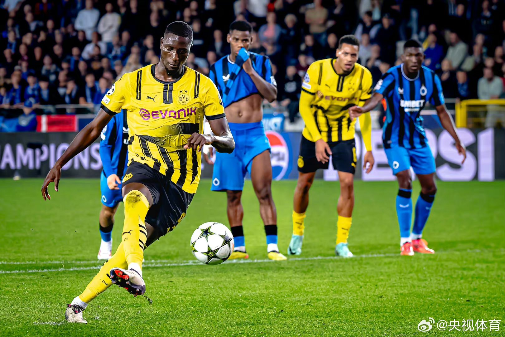 多特蒙德球员交流不畅，教练组努力提升配合的简单介绍